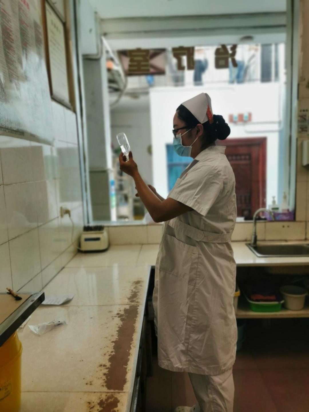 六盘水市兢兢业业的护士们_工作