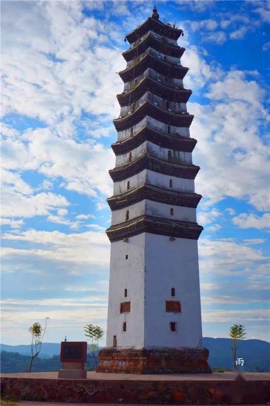 鄒 傑天馬行空廣通起鳳塔位於廣通鎮南部的文筆山山頂,遠看寶塔酷