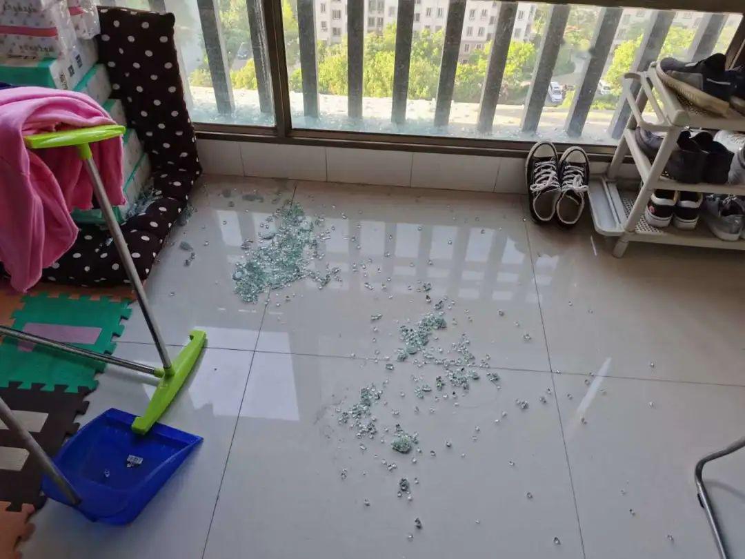 满地玻璃渣平湖16楼阳台窗户爆碎当时屋主正在这些你要注意