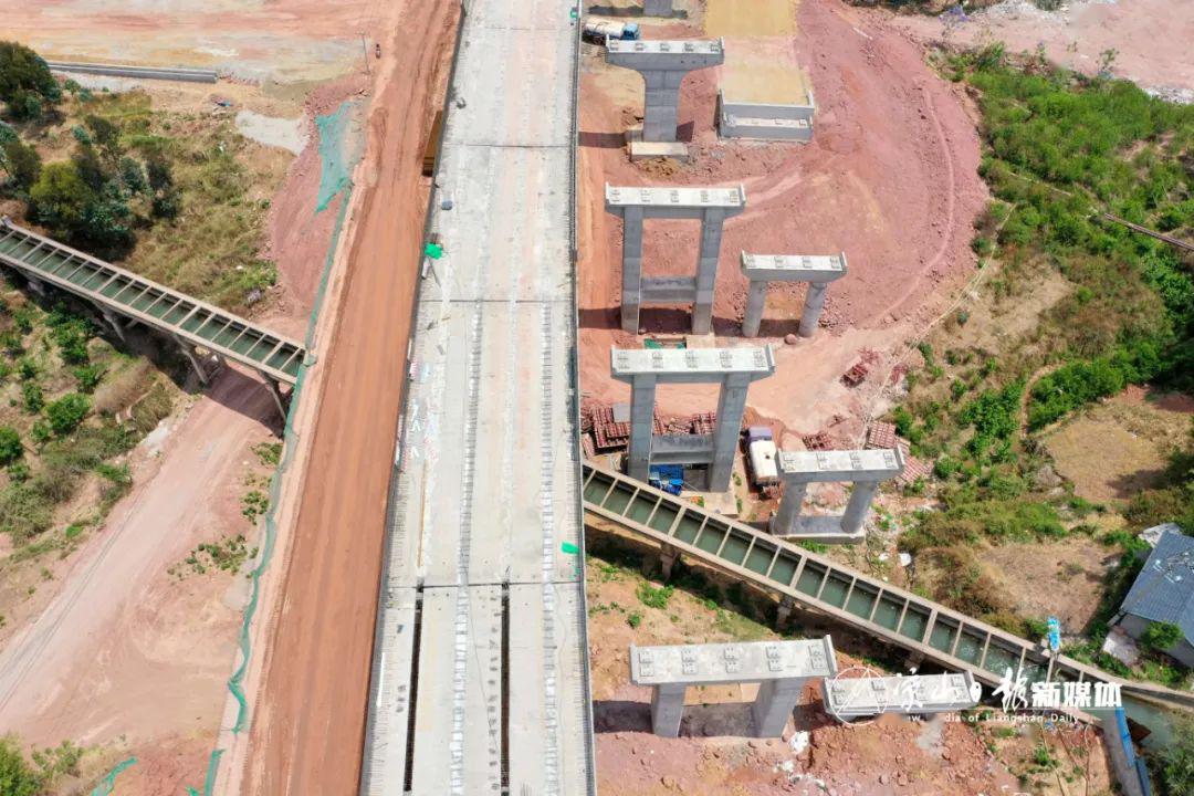 再完善整个环线公路,形成西昌市与新高速相衔接的外环线,远期外环线总