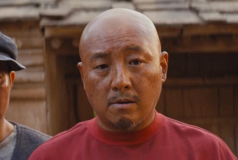 出生于梨园世家,自幼受家庭熏陶,跟随四个不同流派的京剧大师习艺