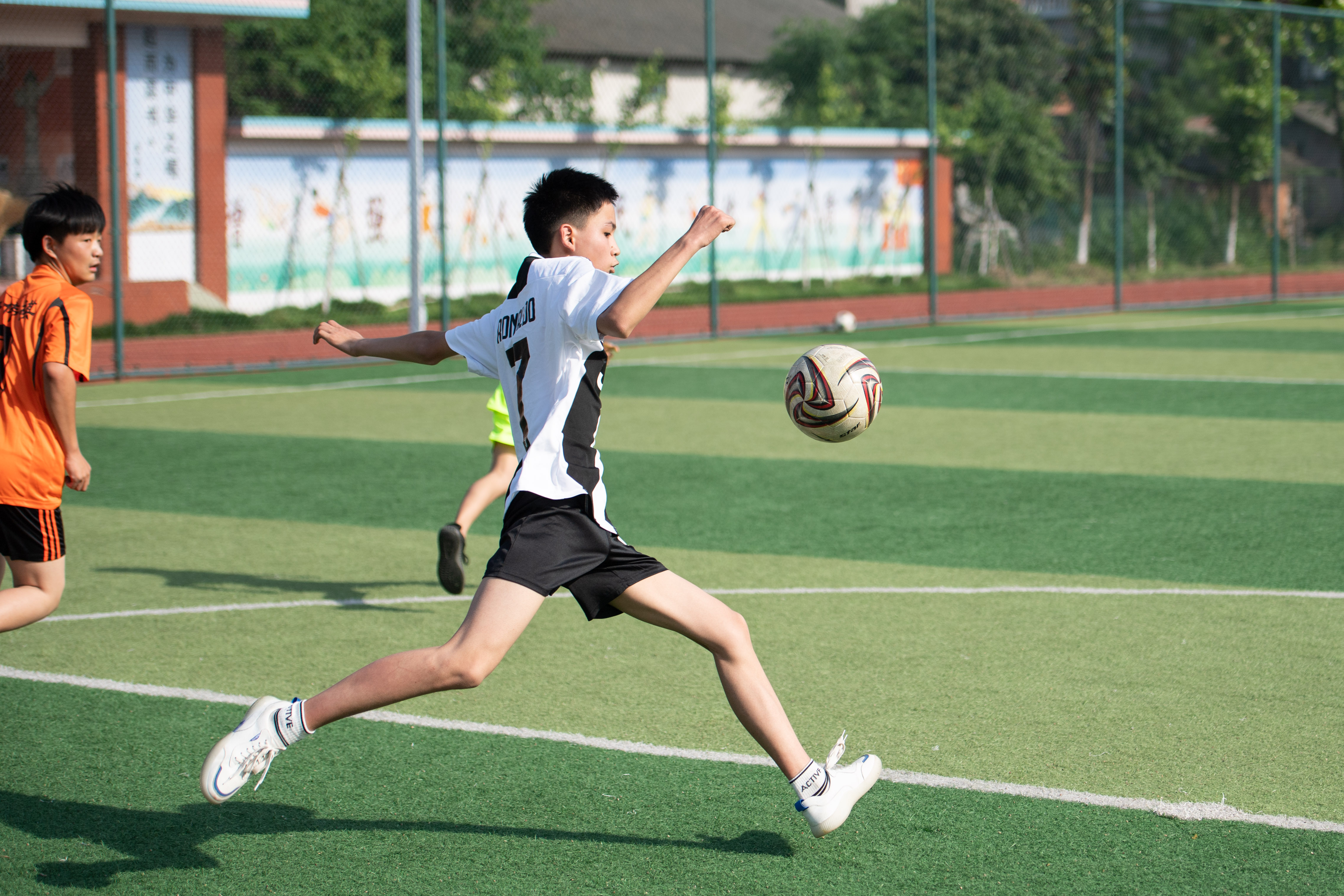 安乡(湖南,2020年5月12日5月12日,学生们在体育课上进行足球训练