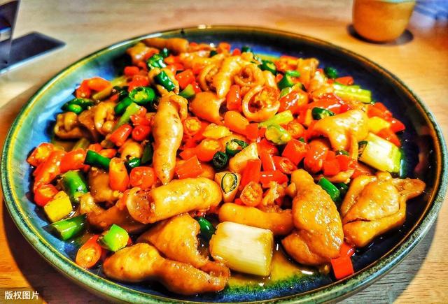 辣椒肥肠直接下锅炒?难怪腥味重还咬不动,炒前加一步软烂又美味
