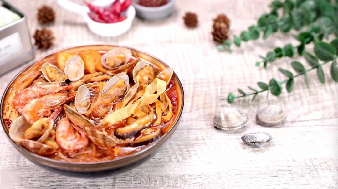 加入香菇,豆皮,鱼豆腐,大虾(可根据个人喜好加哦) 花甲记得要买新鲜的