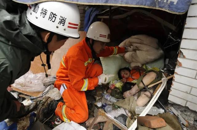 争分夺秒,与死神赛跑汶川县映秀镇,震后的漩口中学.
