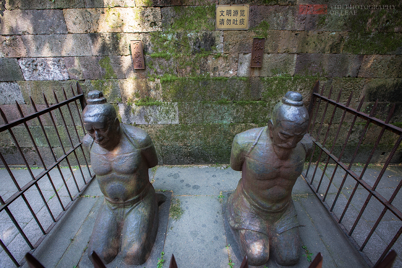 杭州岳庙秦桧像跪了800年,其后人要求拆除,网友炸锅景区表态了