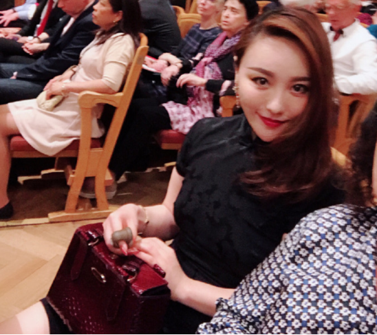 沈腾姐姐疑似整容过分，46岁仍在扮少女，蛇精脸太夸张_秀羞科技