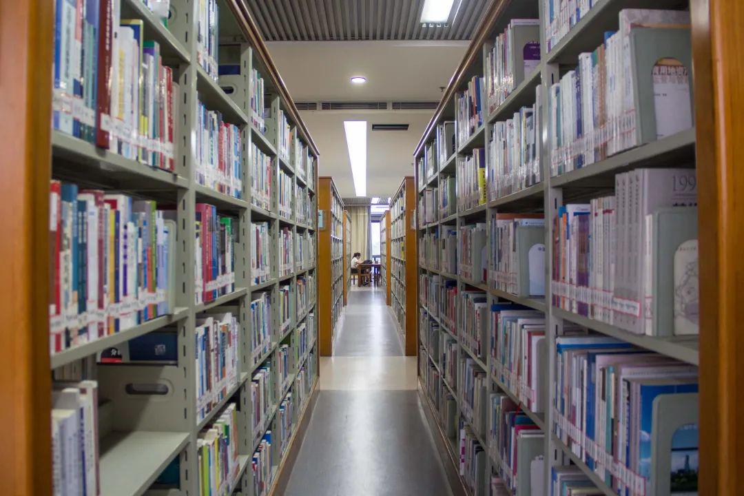 进出教学楼,实验室,图书馆等场所时听从安排,佩戴口罩,保持距离.