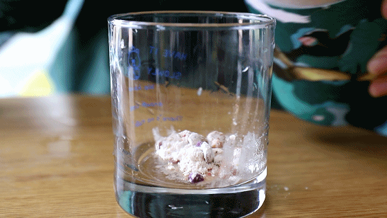 最后倒入95℃以上刚烧开的热水(饮水机的水温不能直接用来冲泡),加速