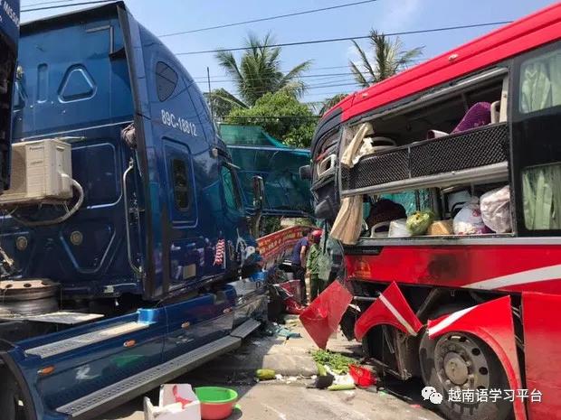 越南河靖省發生嚴重車禍,卡車與客車相撞等車婦女無辜遭殃