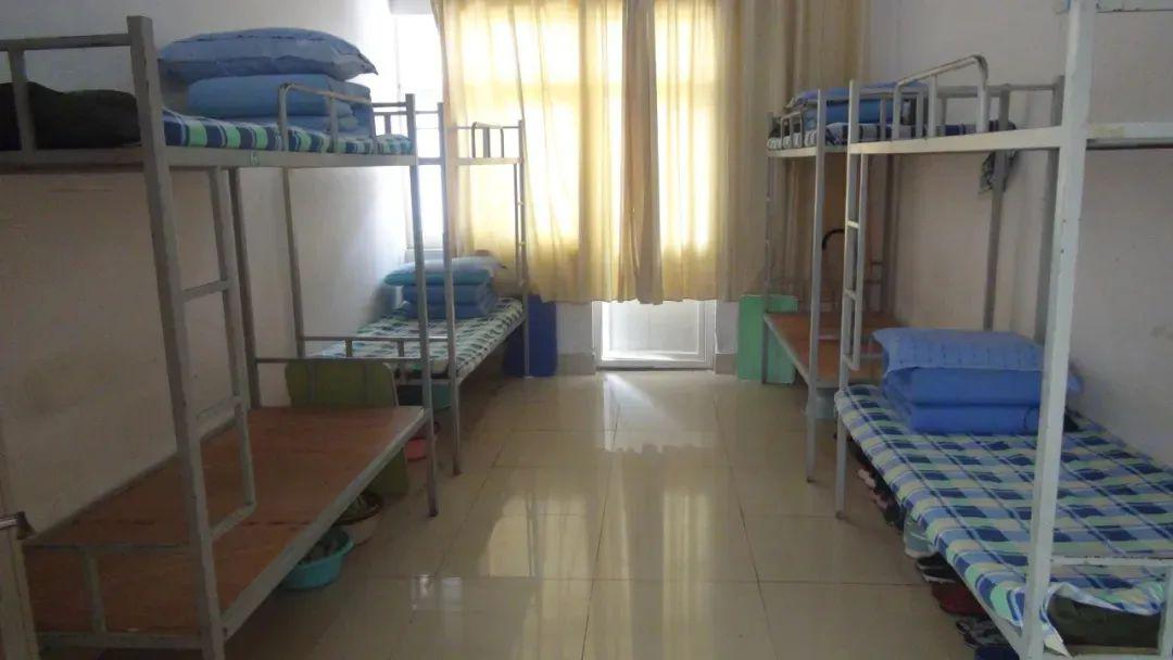 ",每隔1个房间安排1间教室,每间教室不超过30人;每间宿舍不超过4人,每