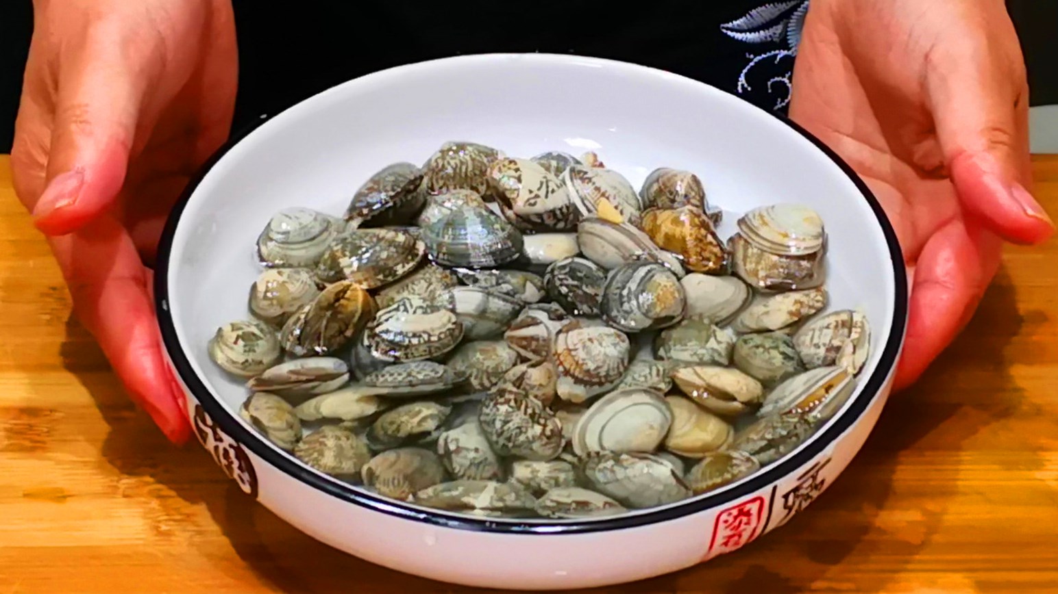 原创花蛤吐沙海边人都这样做不用盐不用油几十分钟吐个干干净净