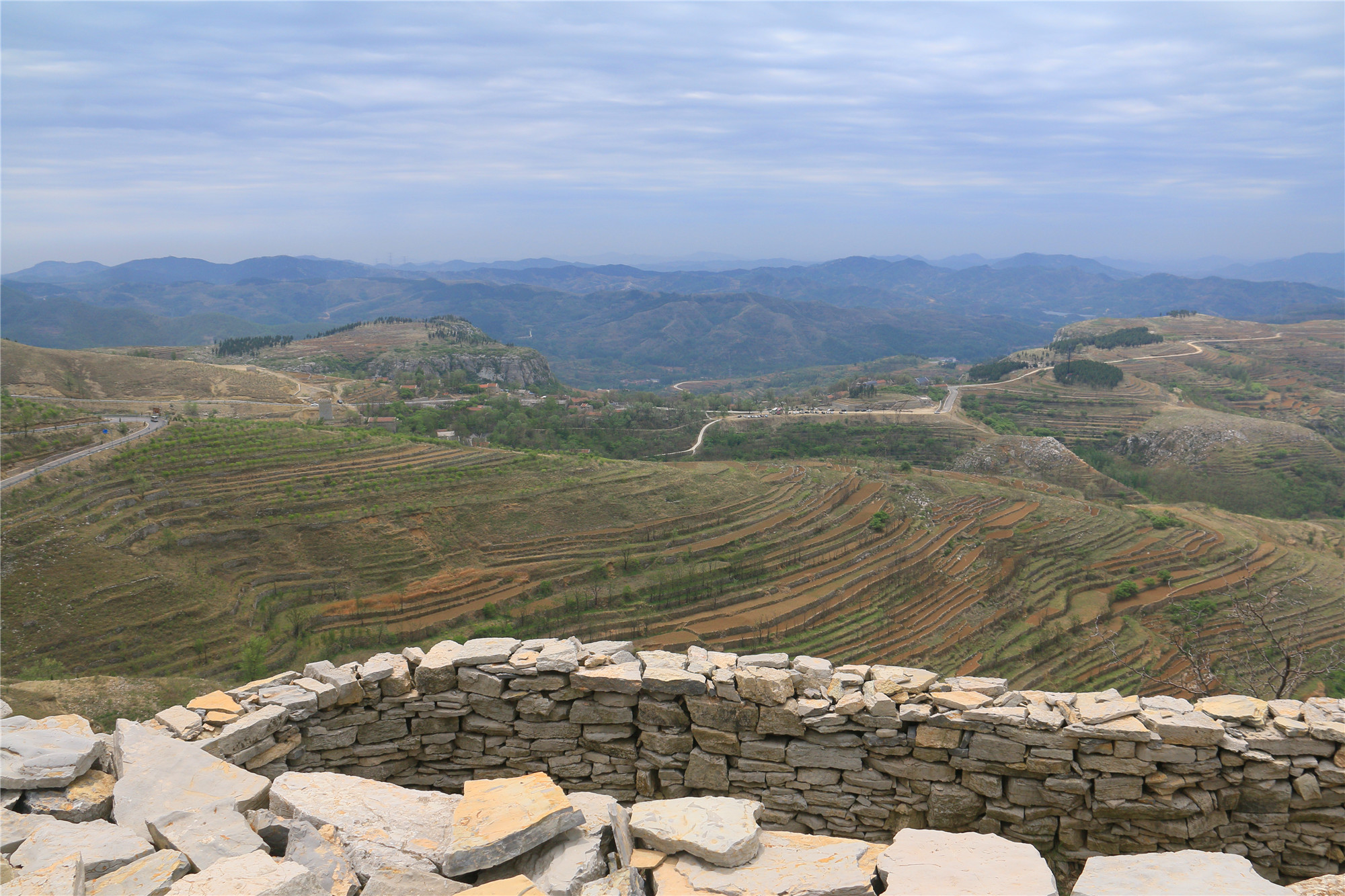 1/ 12 到莱芜崖上人家,登上北面山顶,徒步穿越齐长城,可到达卧云铺.