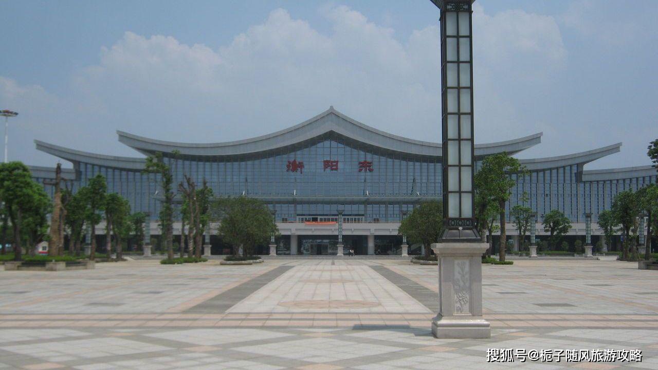 普铁接京广铁路衡阳站,高铁接京广高速铁路衡阳东站经过永州市,桂林市
