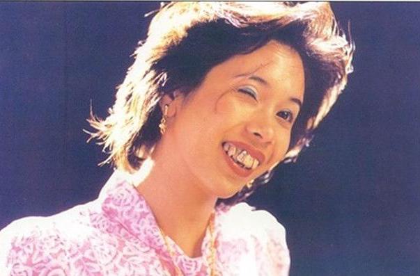 以后在王家卫导演的电影《出错天使》一鸣惊人,获得金像奖最好女配角.