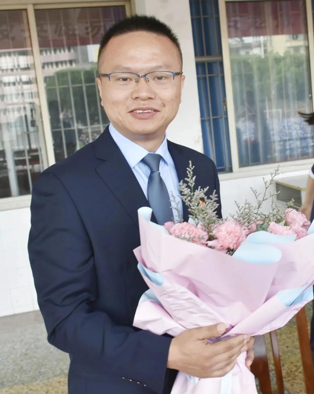 抗疫英雄进校园湘乡一中举行为爱逆行抗疫英雄易钊泉校友专题报告会