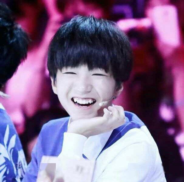 王俊凯笑成叉烧包虎牙少年笑容超治愈