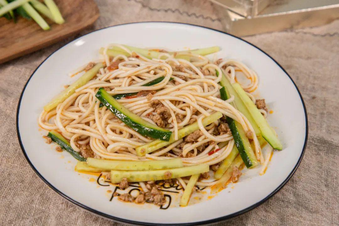 其实,不管是哪一种面都可以说是日常生活中一种很常见的主食或煮,或炒