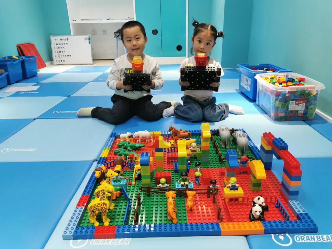 乐高对孩子性格培养的帮助上,和小朋友们一起玩乐高,孩子之间有个学习