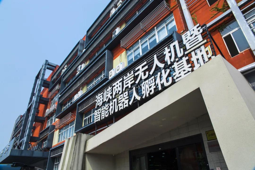 厦门市台办带队两岸知名媒体走访一品创客调研惠台26条实施情况