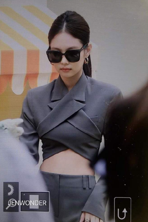 jennie露背西装参加活动,戴墨镜尽显高冷,一笑就变可爱杰尼龟