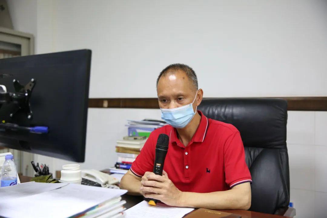张庆文校长讲话开学升旗二中全面复课第一课,同学们在升旗礼后聆听张