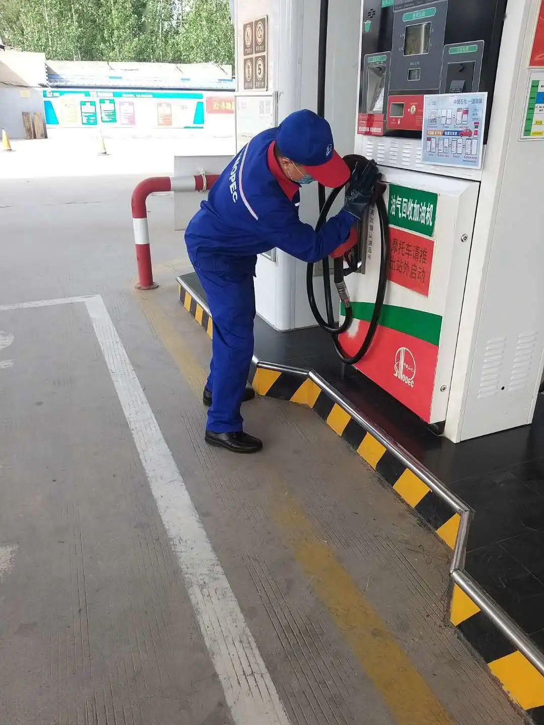 豫石风采用过硬作风在加油站树起旗帜