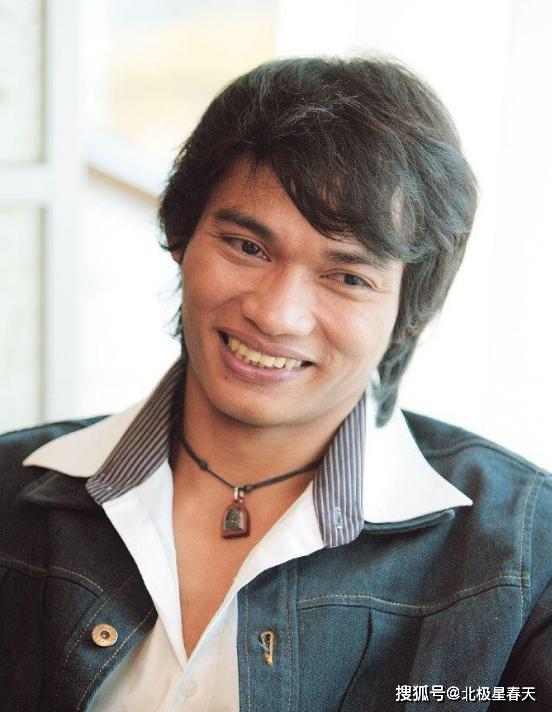 成龙是他的偶像如今成为国际巨星不仅是演员的他也是导演