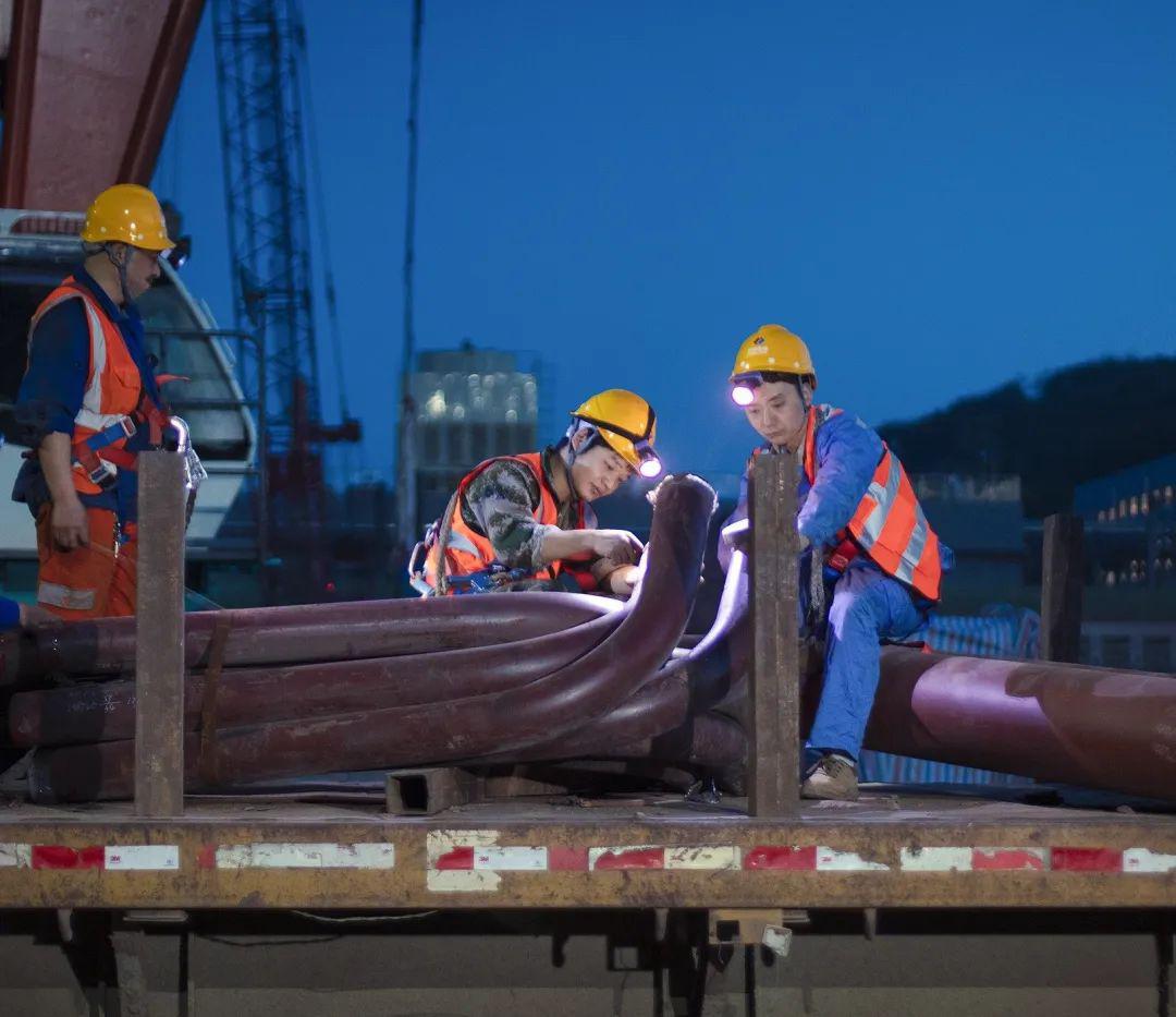 披星戴月大干抢工正当时