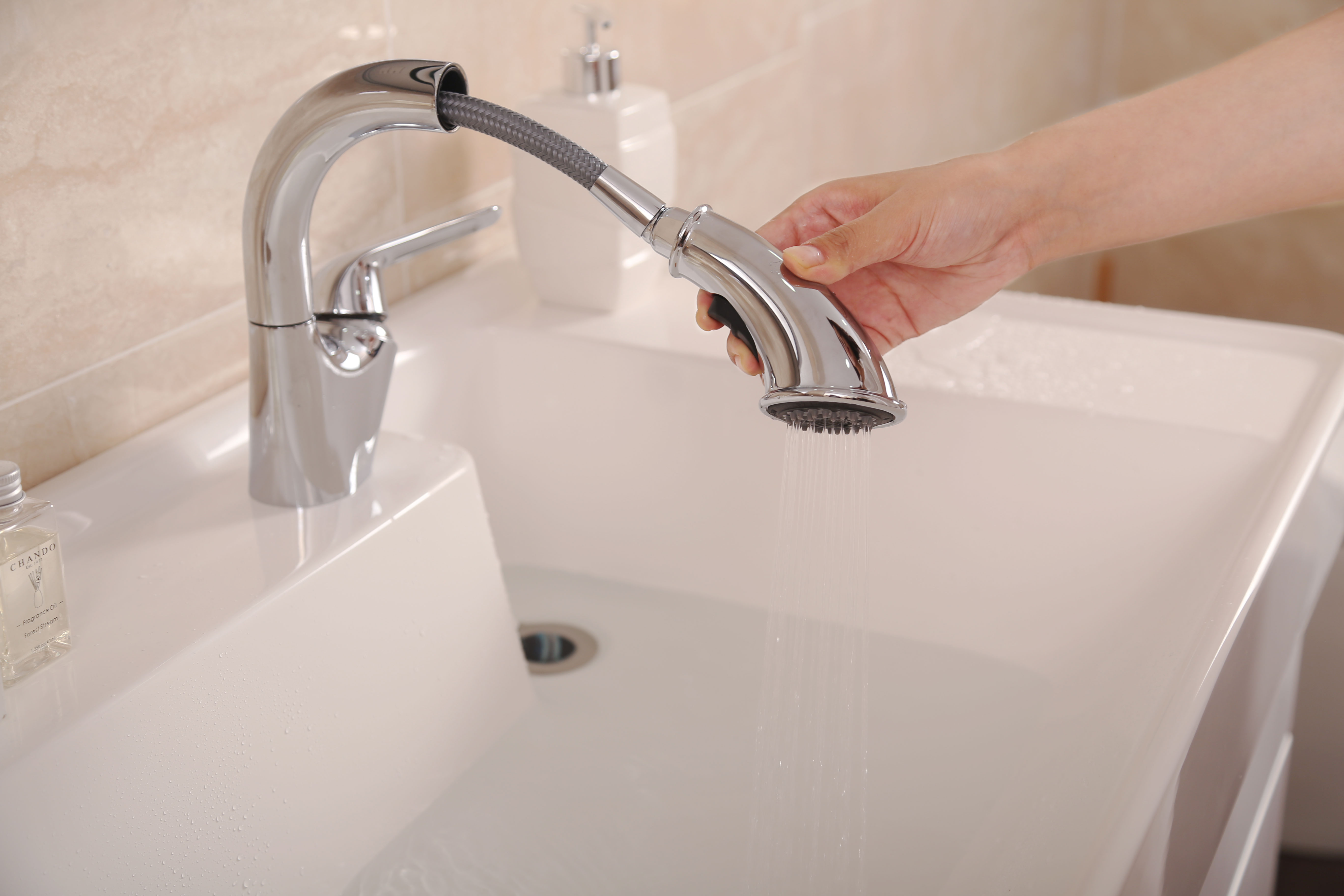 为了满足人们用水的多种需要,摩恩龙头可通过龙头把手上的黑色按钮