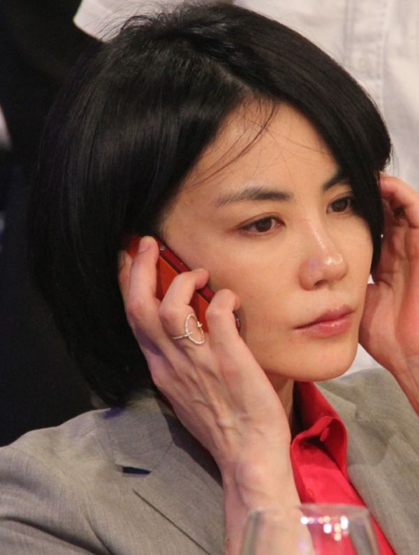 50岁直接素颜出镜,这皮肤状态酸了_王菲