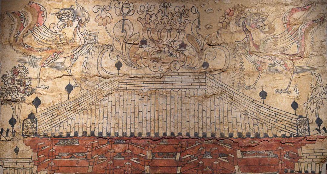 两边廊子分别站着两位侍女,均臂横一物,此物当是对折起来的一方茵褥