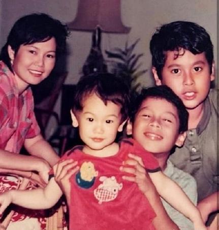 原创高以翔去世半年后二哥晒与妈妈合影,还抱着弟弟生前爱犬