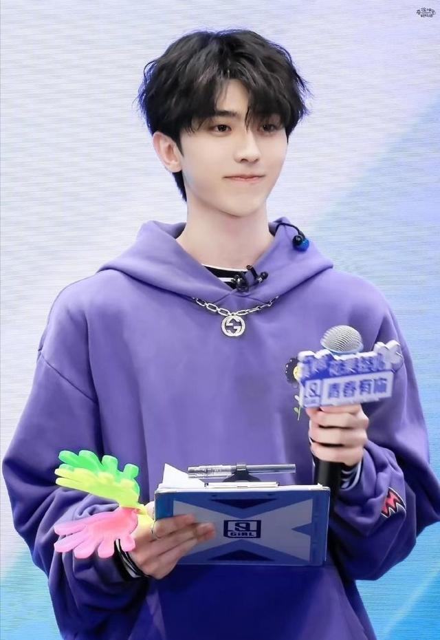 蔡徐坤青你2造型大曝光看到格纹西装尽显绅士风范