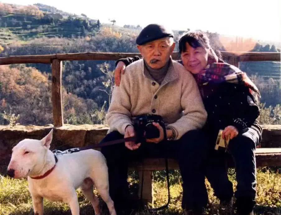 老顽童黄永玉的爱情故事:"我们相爱已经十万年"_张梅溪