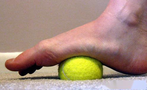 利用高尔夫球进行足底筋膜松解练习(2)足底肌肉拉伸:①坐位,屈膝