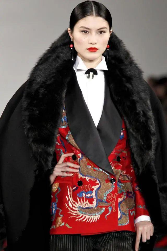 当时恰逢ralph lauren"中国周"展览,何穗身穿龙纹西装与毛皮大氅,配上