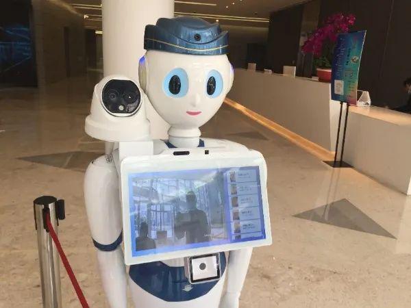 it快讯 | 测体温,送餐食,搬行李,带潮货……我们身边的智能机器人 "小