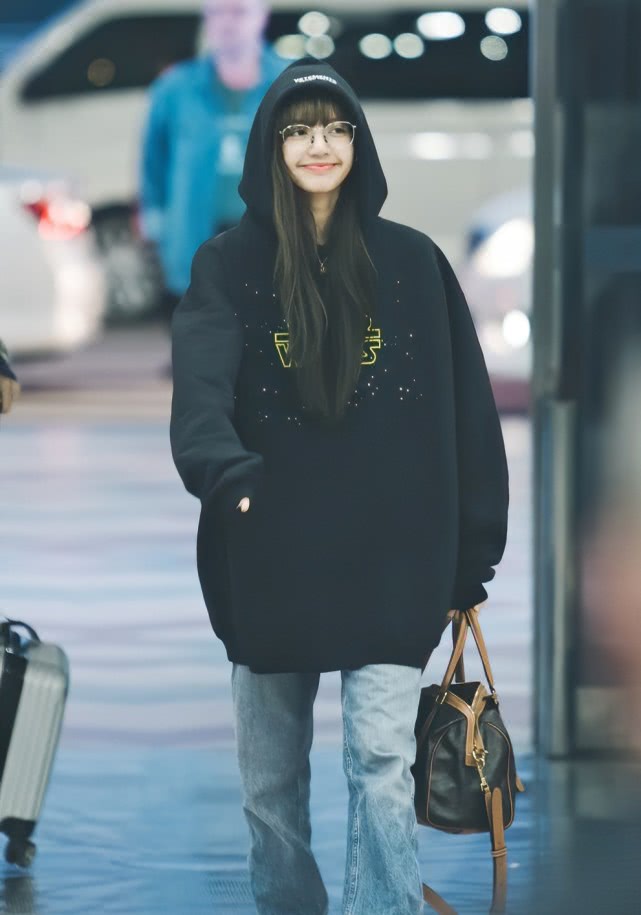 我太爱lisa的私服了,一件"男友卫衣"搭配牛仔裤,舒服又不失时尚感!