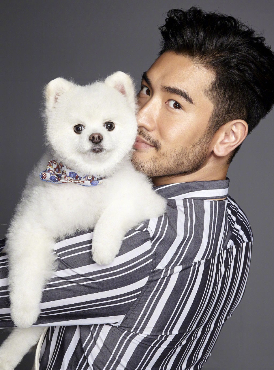 哥哥抱高以翔生前爱宠合影妈妈展露久违笑容