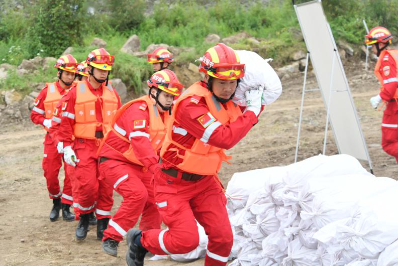 情况紧急江津应急救援队伍即刻出动