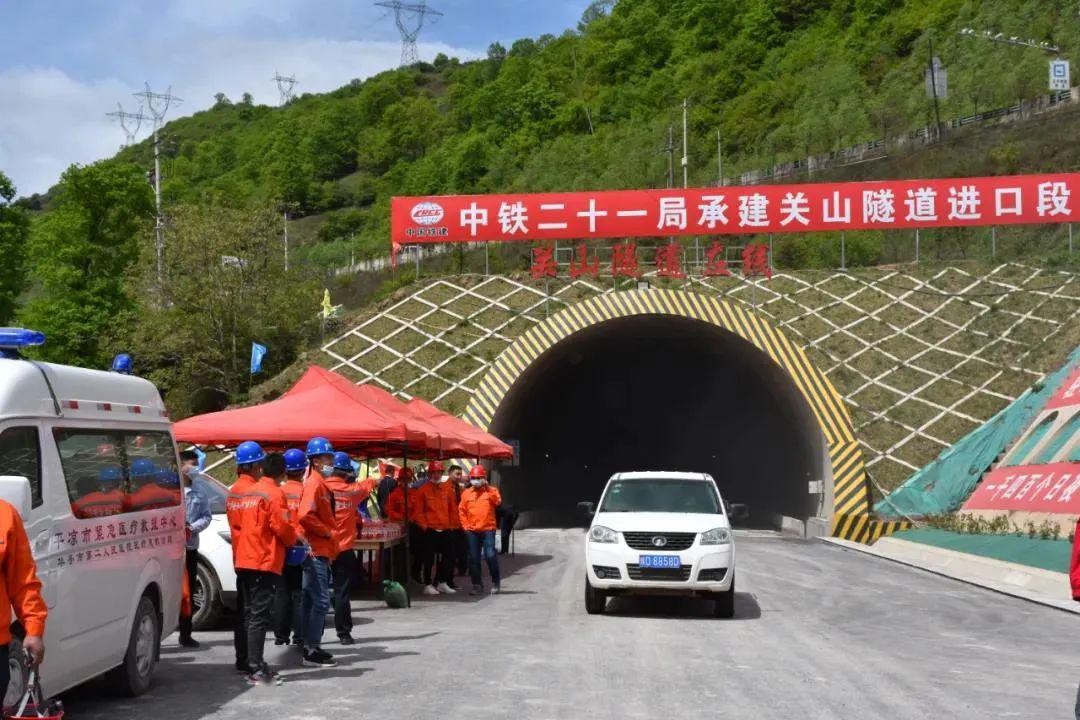 平绵高速平凉至天水段关山特长隧道全面贯通 年底将建成通车!