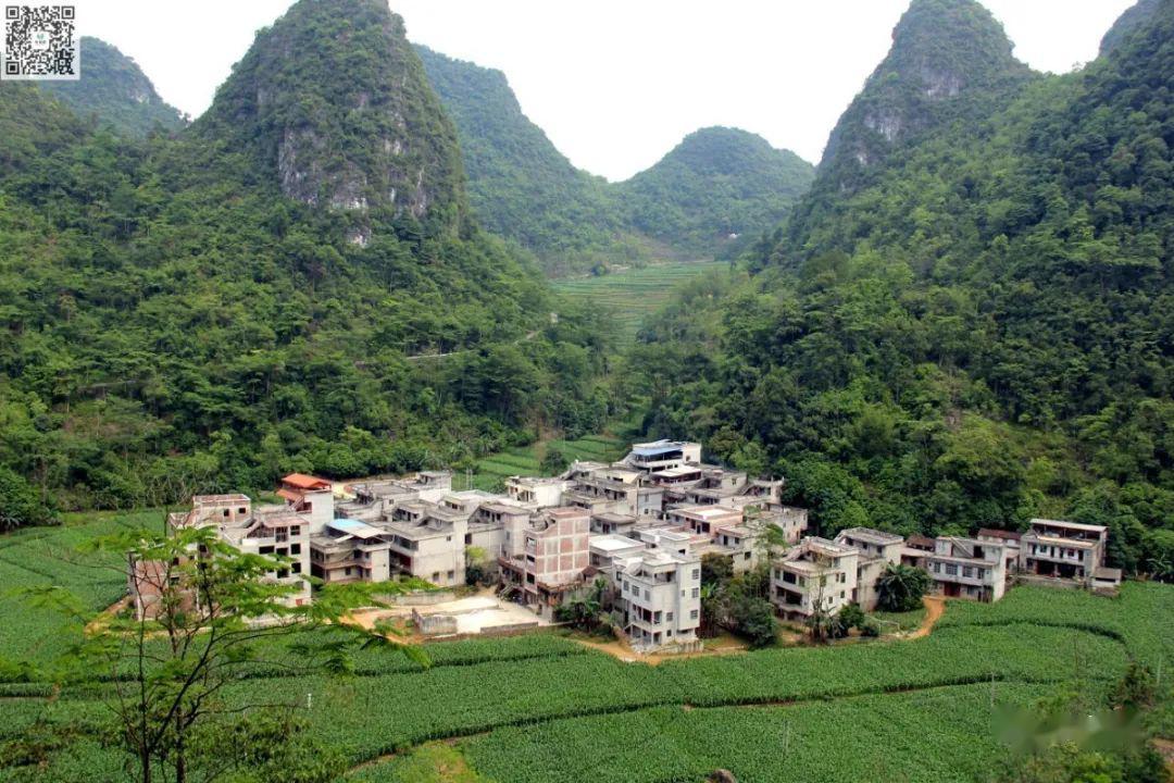 隆安布泉大山里的小村庄群山环绕宁静优美