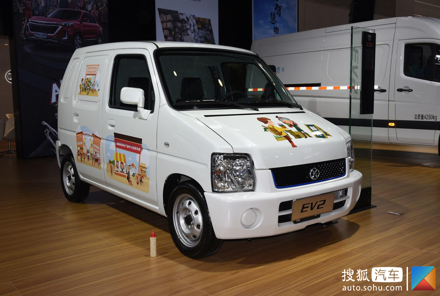 北汽昌河ev2延续了北斗星经典的外观造型,采用蜂窝状前格栅,方型头灯