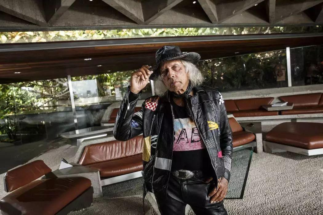 这就是房子的主人——亿万富翁和 nba 的超级粉丝james goldstein.