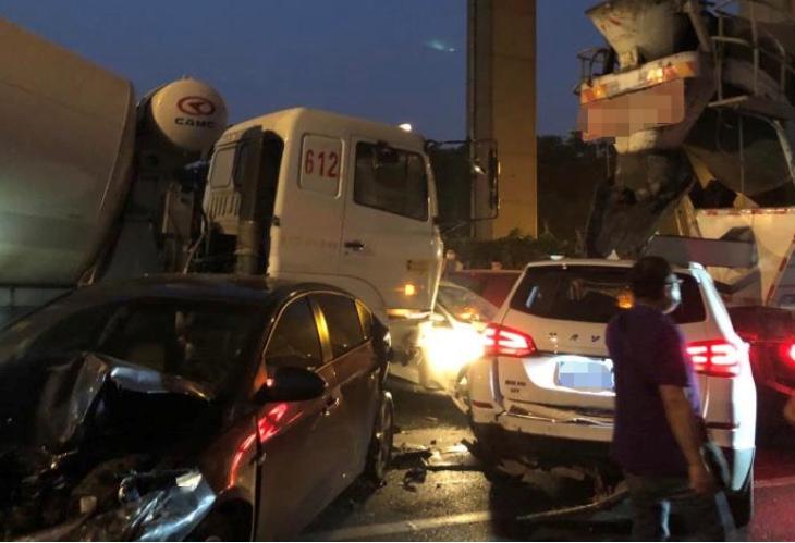 又撞了,11辆车!上海这座桥再发追尾事故,轿车三厢变两厢,3人受伤
