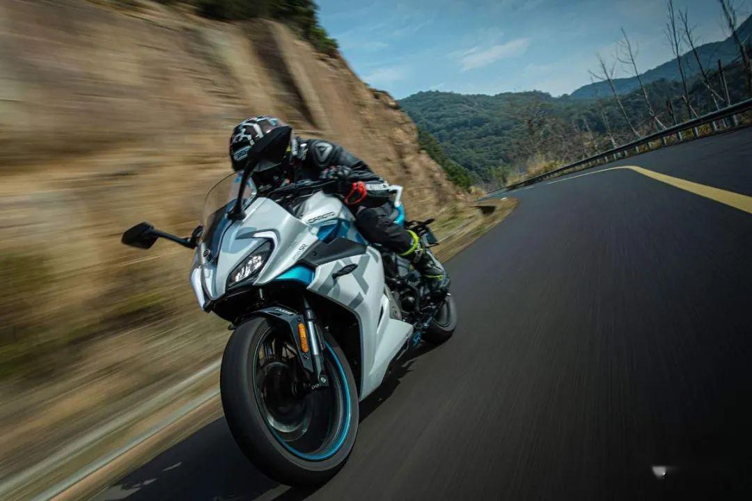 gsx 250r发动机形式:双缸 水冷 sohc实际排量:248cc最大功率:18.