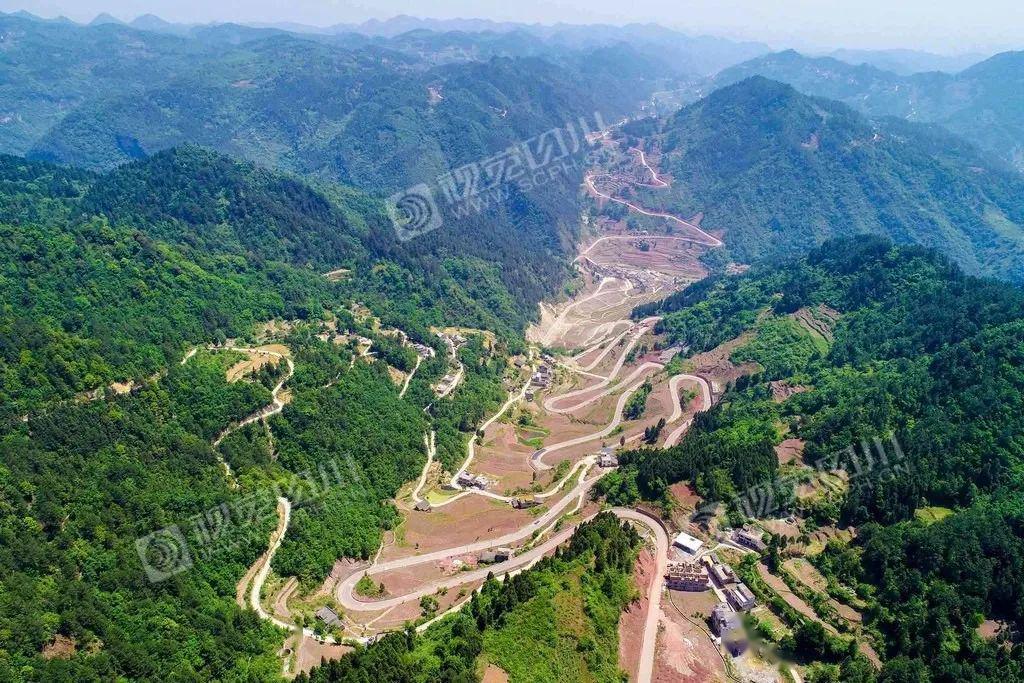 人民日报聚焦四川网红扶贫公路乌蒙山里增收路