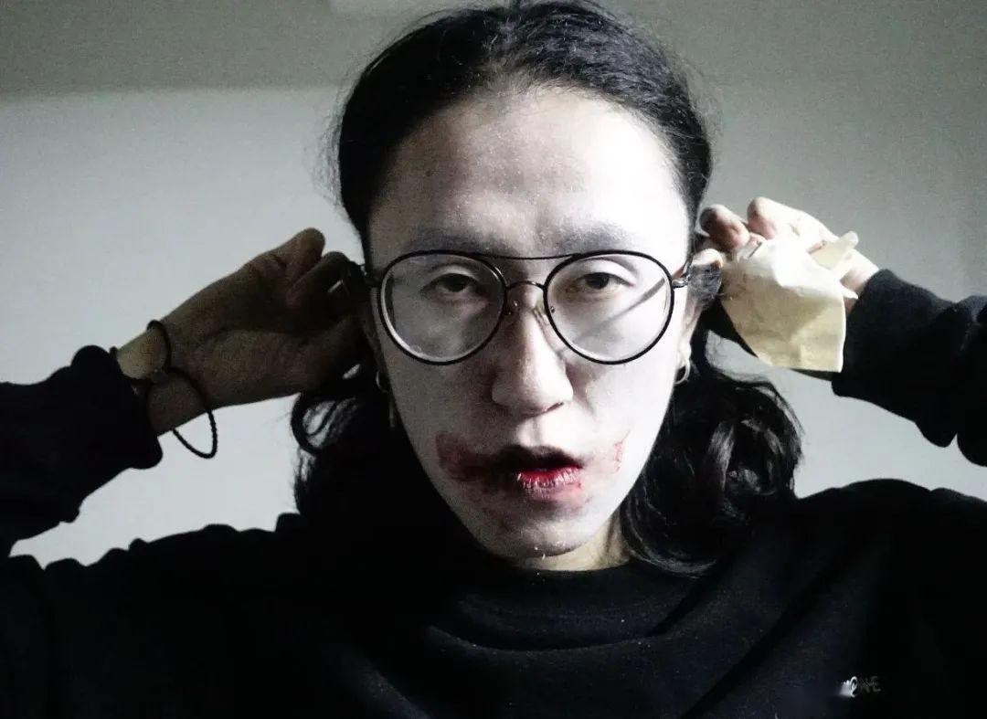 一米八七的大高个儿配上一张生人勿近的"死妈脸",永远黑灰色系的穿搭