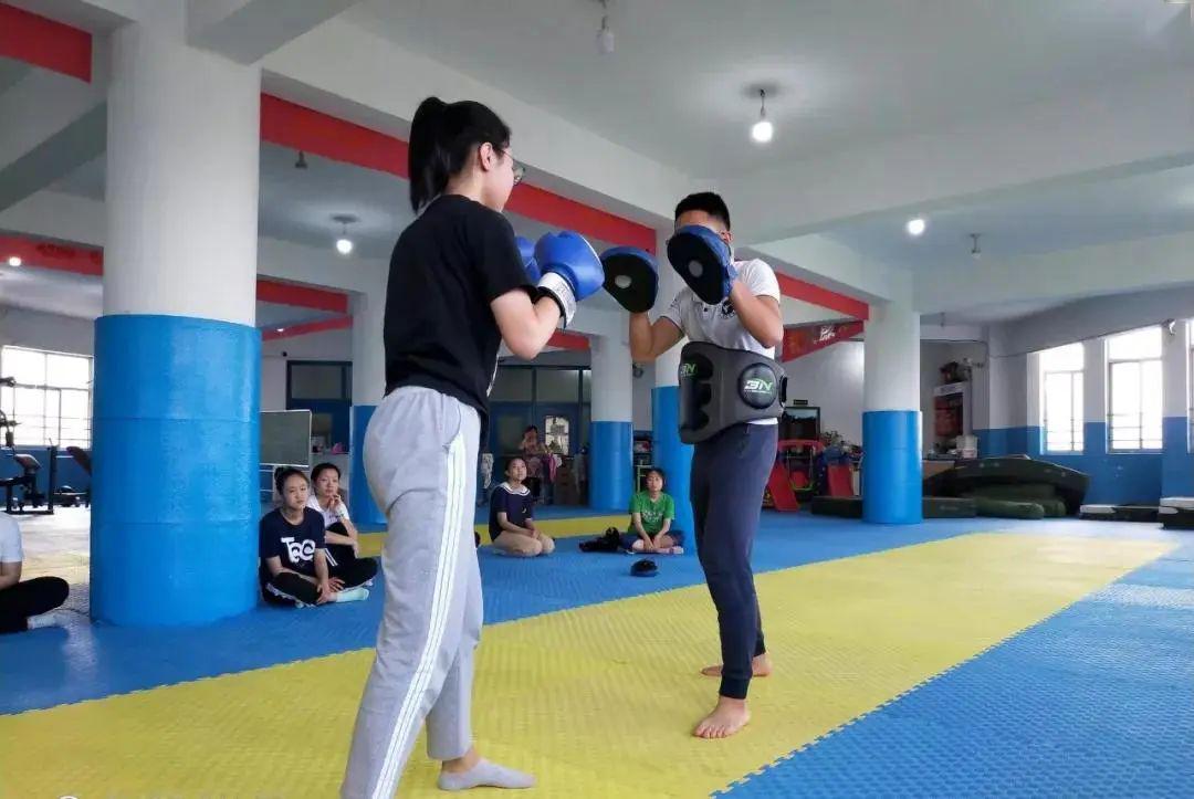 女生学散打,这些入门步法要学起来!学会大有作用